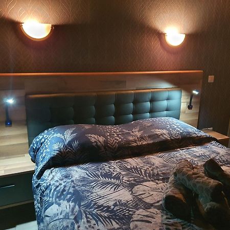 Hotel Du Centre Геньон Экстерьер фото