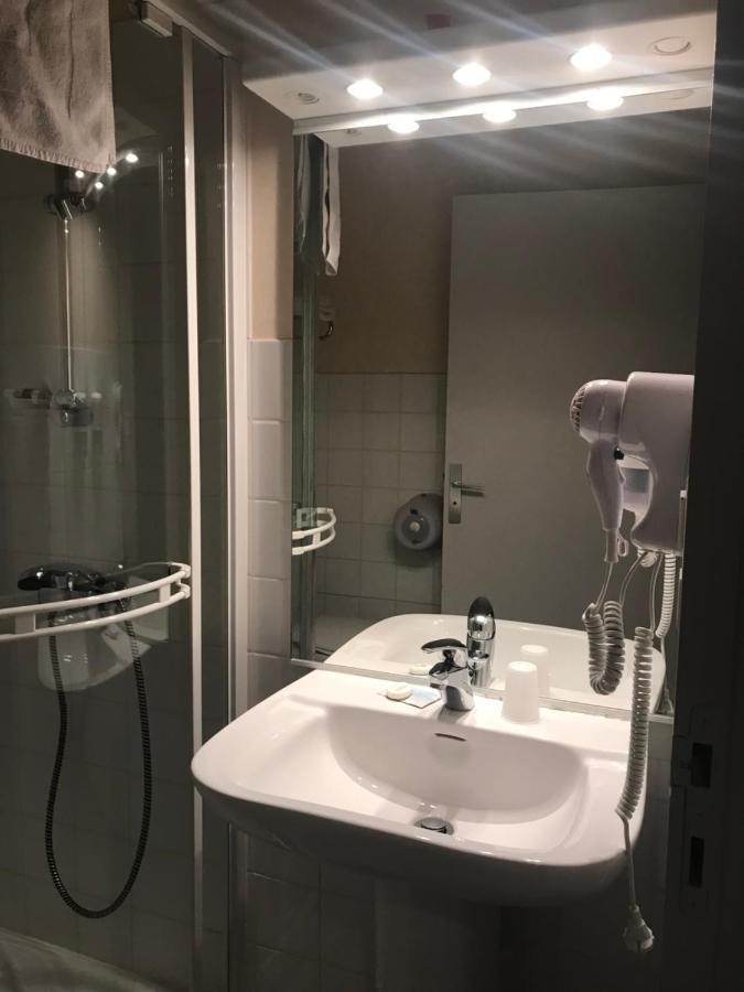 Hotel Du Centre Геньон Экстерьер фото