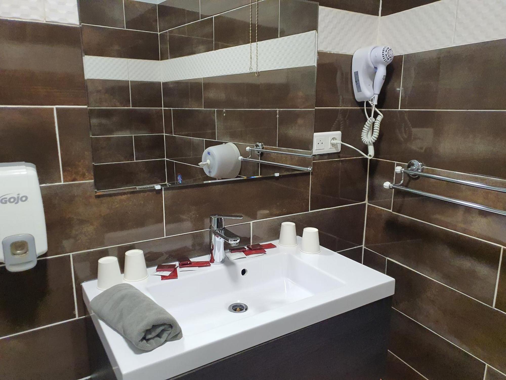 Hotel Du Centre Геньон Экстерьер фото