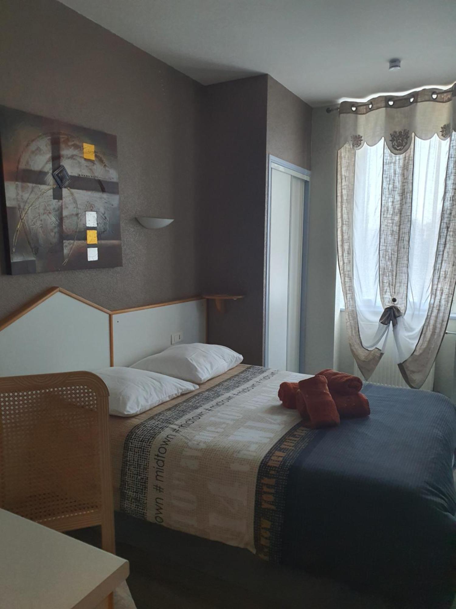 Hotel Du Centre Геньон Экстерьер фото